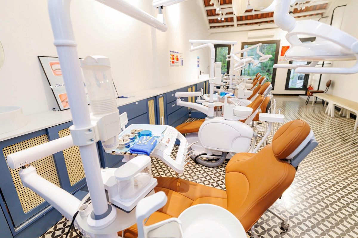 Viet Bi Dental Clinic treatment room with digital imaging equipment