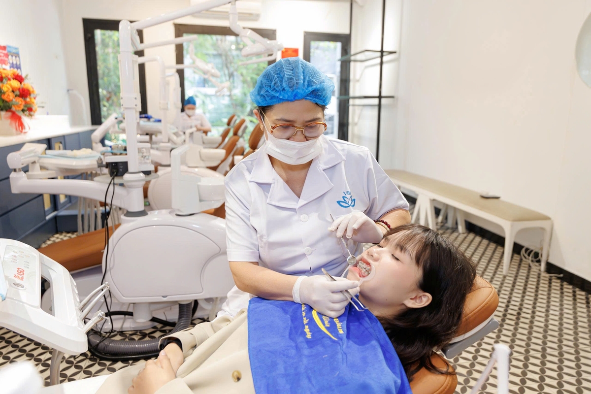 Full mouth implant restoration treatment at Viet Bi Dental