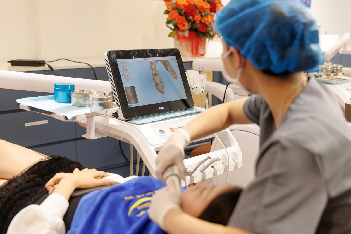 All-on-4 dental implant procedure by trained specialist Vietnam